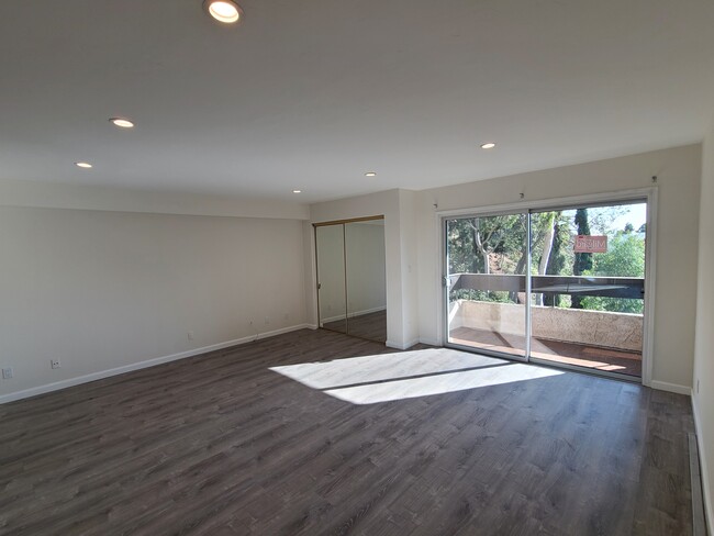 Master Br pic 3 - 2700 Cahuenga Blvd E