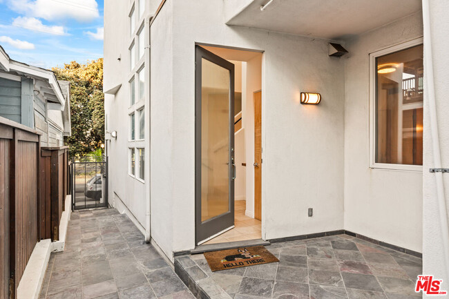 Building Photo - 502 Rosecrans Ave