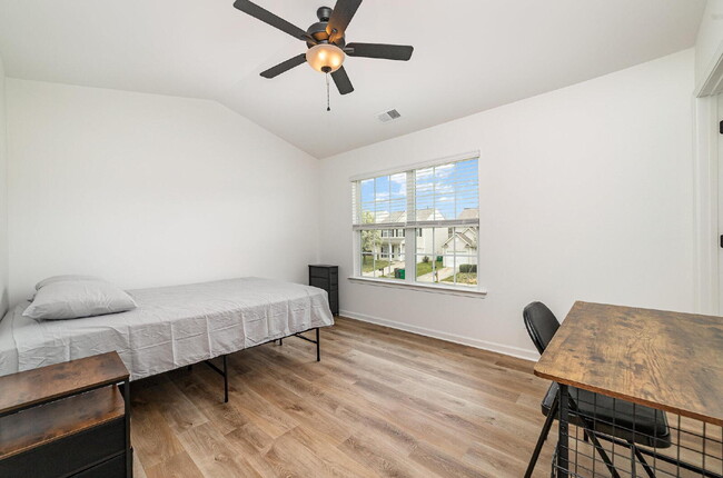 Building Photo - Comfortable & cozy Charlotte Townhouse 10 ...