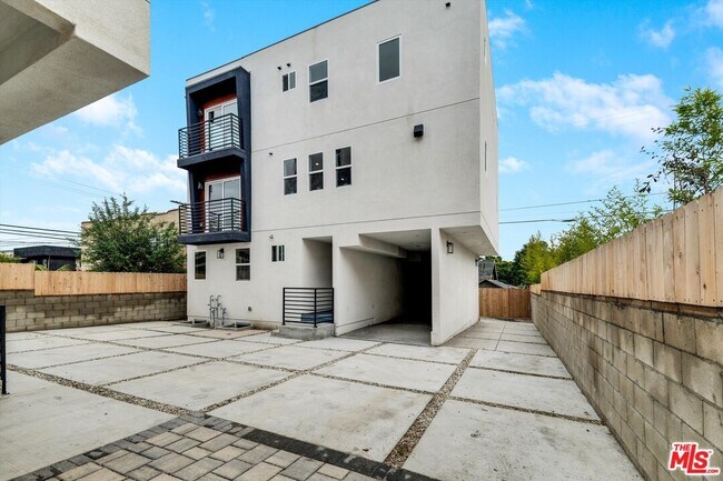 Building Photo - 334 Alexandria Ave