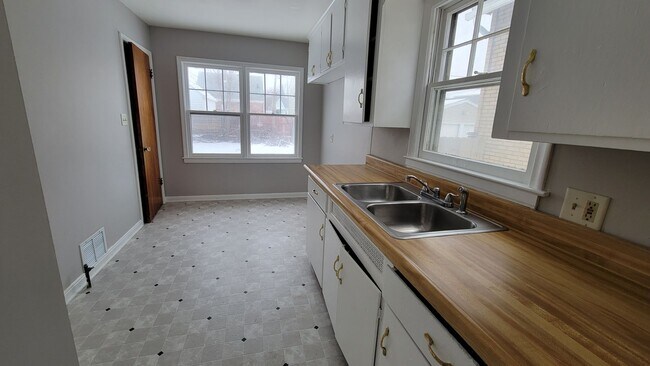 Foto del edificio - Charming Three-Bedroom Home in DeVeaux Nei...