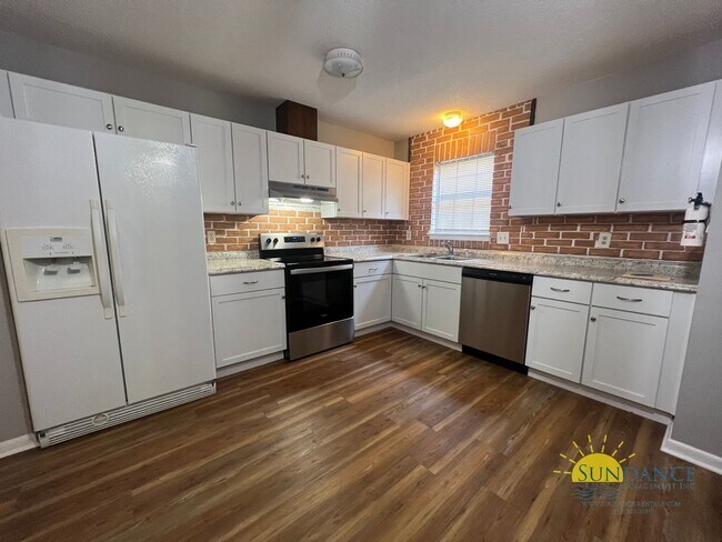 Foto del edificio - Nice 3 Bedroom with a garage in Shalimar!