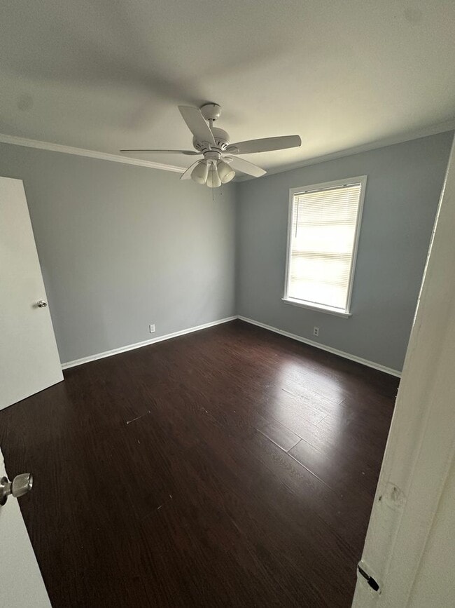 Building Photo - Beautiful 3/2 Available in the Heart of Bo...