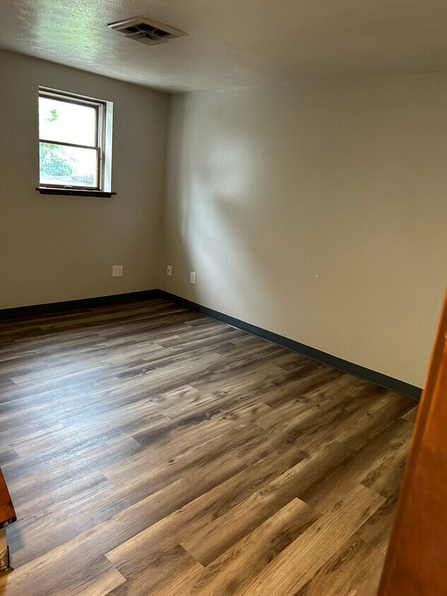 Building Photo - 210 W Poland Ave