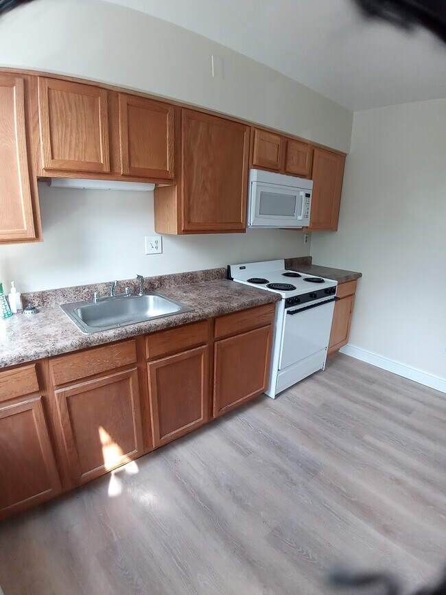 Building Photo - 546 Greenfield Ave