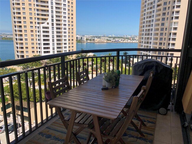 Foto del edificio - 540 Brickell Key Dr