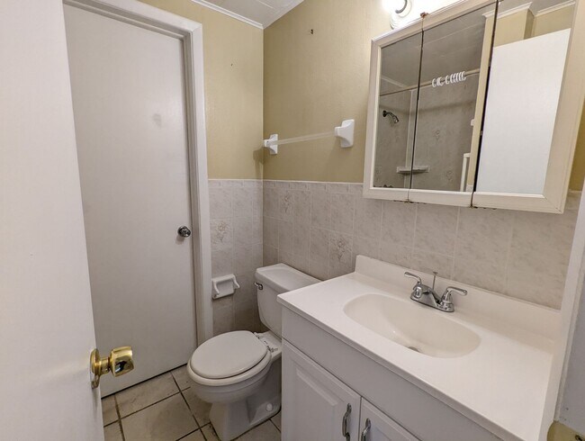 Foto del edificio - REDUCED!!!  3 bedroom, 2 FULL bathroom, 1320sq ft home with LVP flooring, spacious kitchen a LARG...