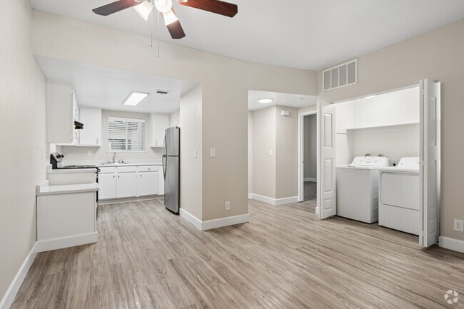 2BR, 2BA - 1040SF - Dining Room - Regency Cove Apartments