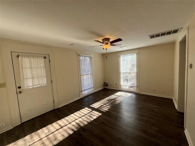 Foto del edificio - 2403 W 10th St