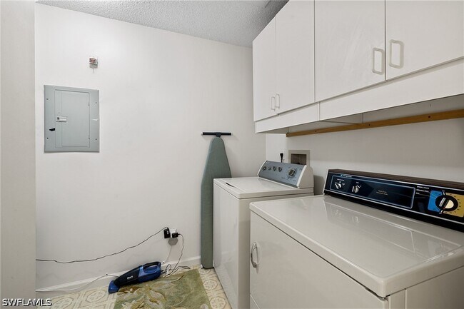 Building Photo - 6900 Dennis Cir