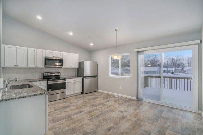 Building Photo - 5685 Claremount St