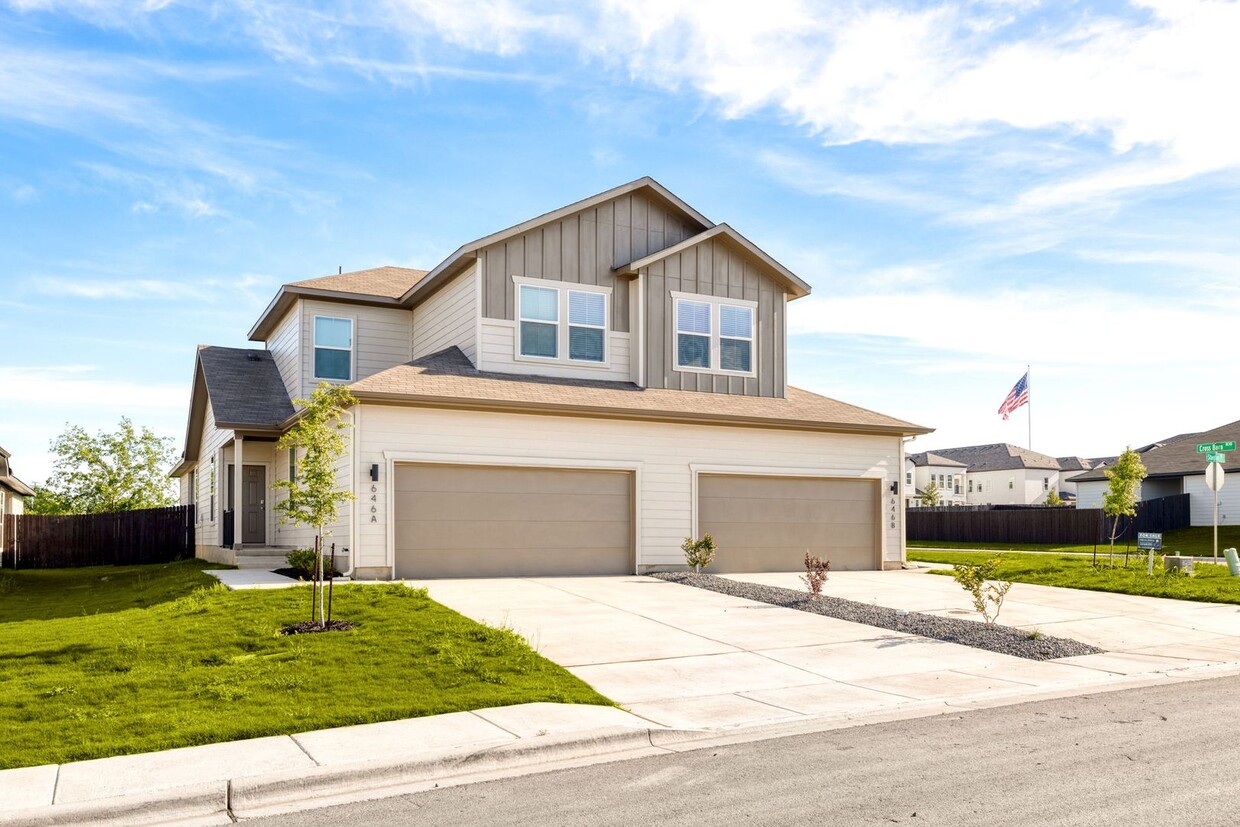 Foto principal - Stunning 4x3 Luxury Duplex in Buda, TX!
