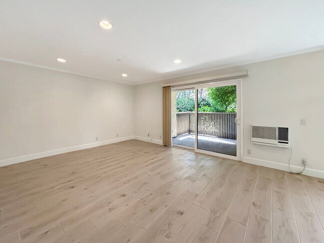 Foto del edificio - SD: Bright 2BD/2BA Ground-Floor Condo in La Jolla with Covered Patio, Pool & Reserved Parking
