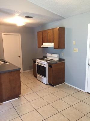 Building Photo - 9660 Royal Woods Dr N