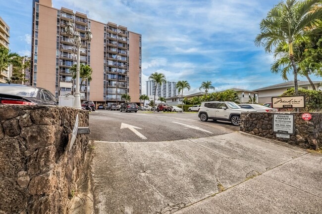 Building Photo - Discover Your Ideal Home in the Heart of T...