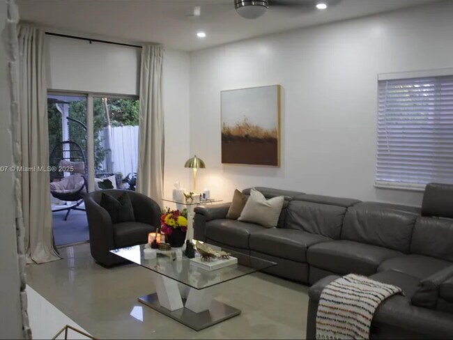 Foto del edificio - 909 NE 41st Ter