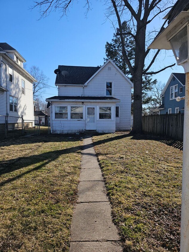 Primary Photo - 1542 W 16th St. Davenport, IA 52804 - 3 ca...
