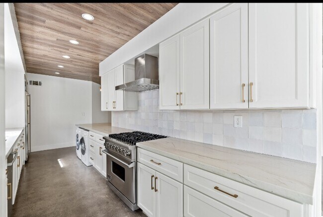 Kitchen - 321 N Oakhurst Dr