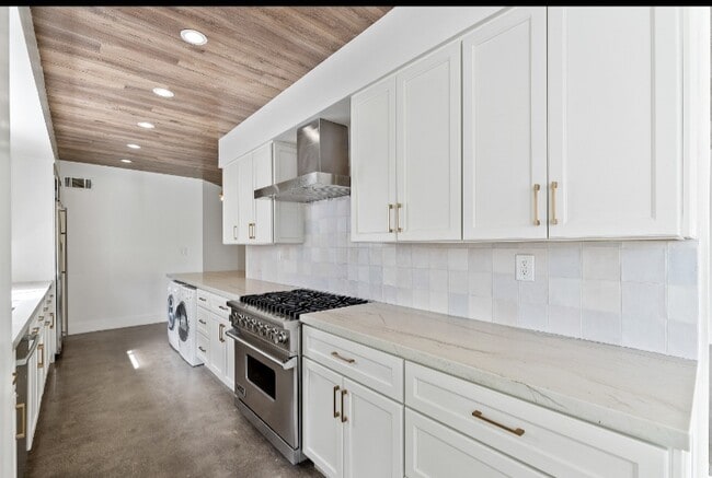 Kitchen - 321 N Oakhurst Dr