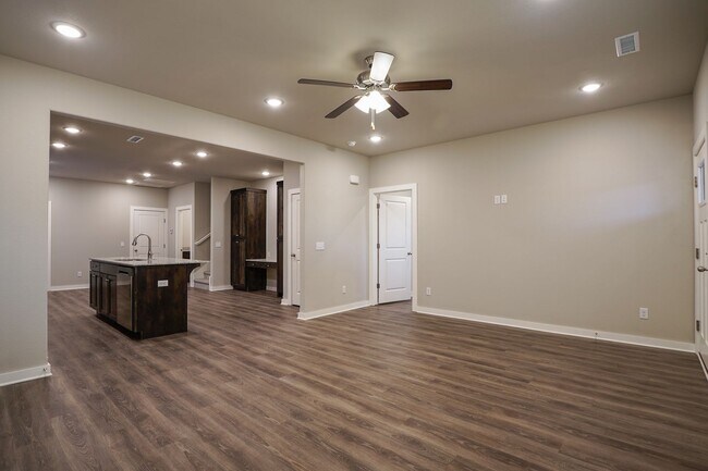 Building Photo - 4 bedroom 3.5 bath home!