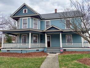 Building Photo - 304 Oakwood St