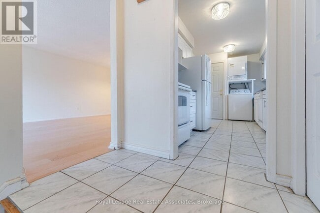 Building Photo - 3301 Tallmast Cres