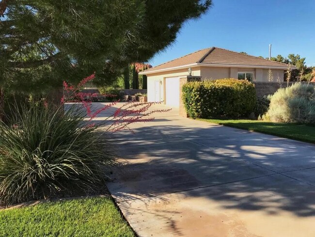 Building Photo - Gorgeous 4 Bedroom, 5 Bathroom Home locate...
