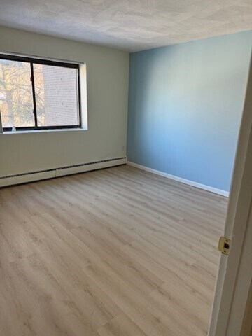 Foto del edificio - 32 Whites Ave