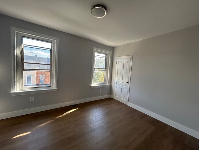 Building Photo - Bi level 5BR 2.5 bath (5BR PHA voucher Ok)
