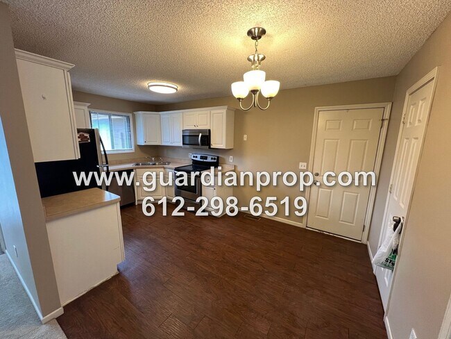 Foto del edificio - Coon Rapids Townhome Available Now, Open F...