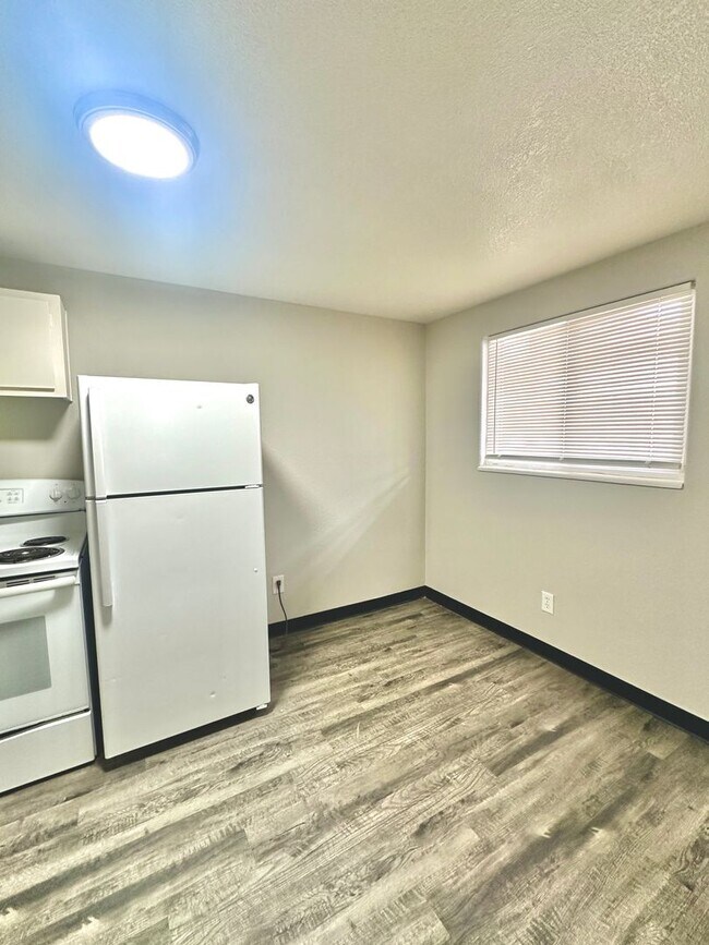 Building Photo - Don't miss out on this lovely first floor ...