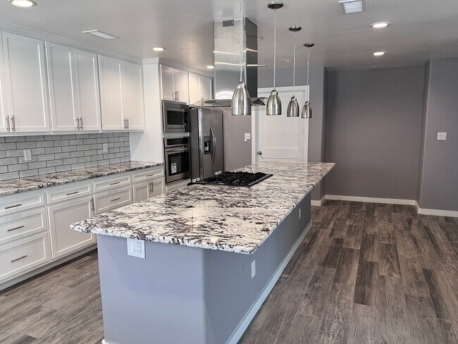 Foto del edificio - Wonderful remodeled 4 bedroom, 3 bathroom ...