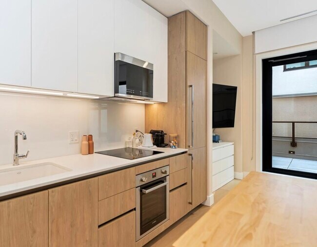 Kitchen - 521 Courtney St