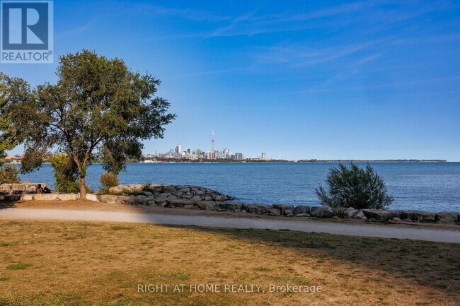 Photo du bâtiment - 2119 Lake Shore Blvd W