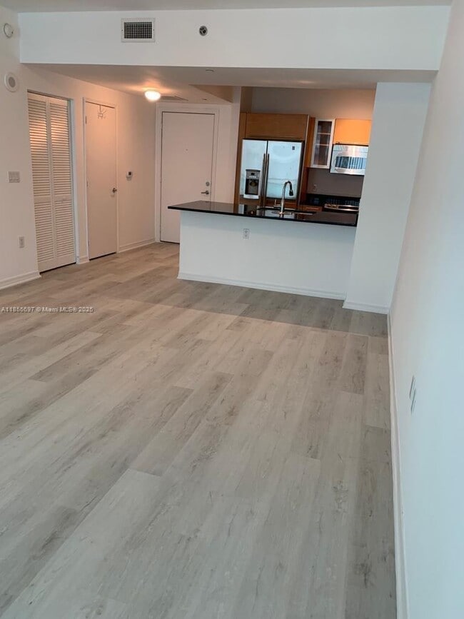 Building Photo - 950 Brickell Bay Dr