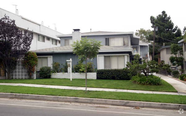 Foto principal - 7842 W Manchester Ave