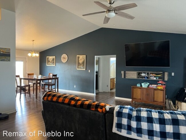 Building Photo - 5 br, 3 bath House - 650 E. McClave Dr.