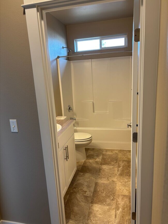 Foto del edificio - Redmond Home with Large Fenced Yard and Covered Patio