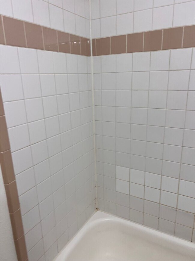Foto del edificio - Spacious Three Bedroom Townhome in Westmin...