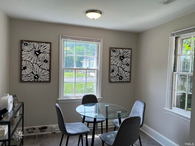 Foto del edificio - 315 E Whitaker Mill Rd