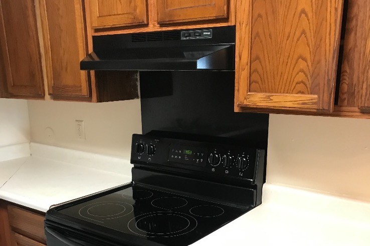Cocina con estufa renovados - 315 E McKinley Ave