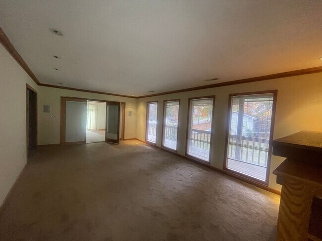 Building Photo - Large Home for rent in Kingsport