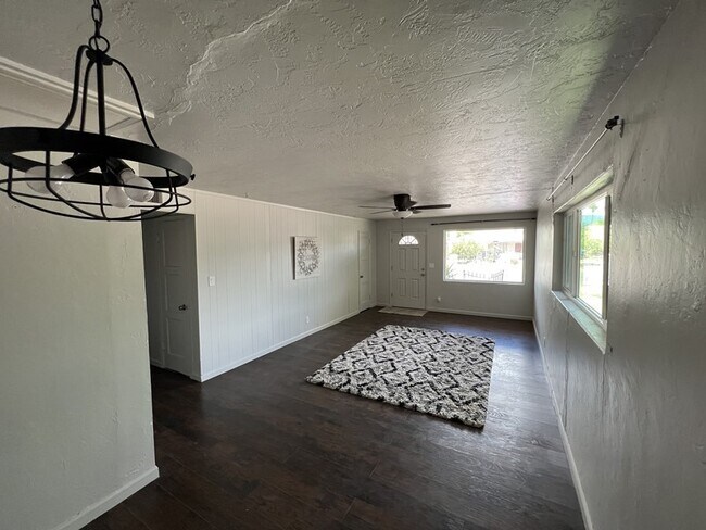 Building Photo - Move-In Ready Rental!
