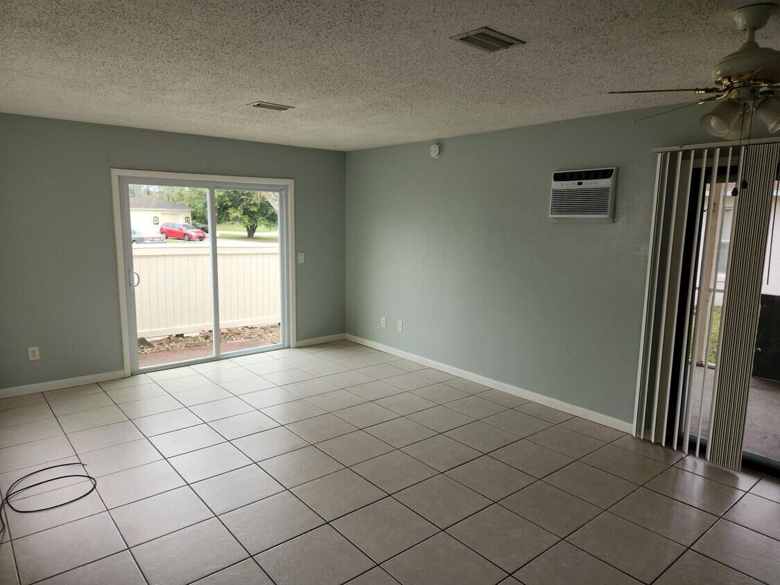 Primary Photo - 76 Plainview Dr