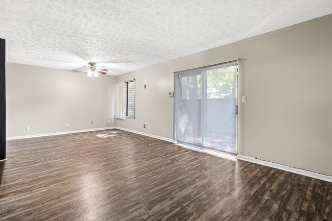 Foto del edificio - 8586 Creekwood Way
