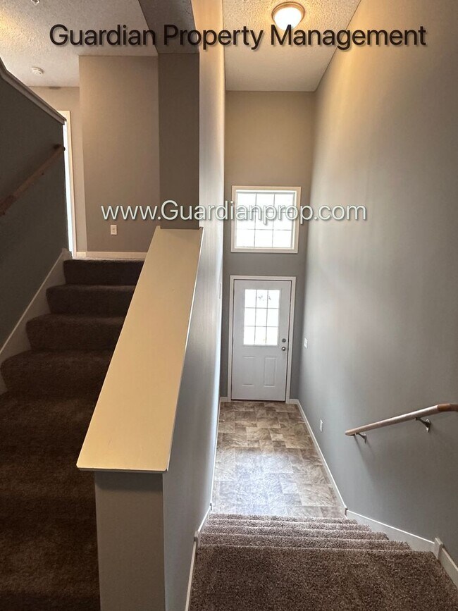 Building Photo - Champlin Town Home, 2 Car Garage, Dishwasher, Washer/Dryer, Balcony, May/June Move in Dates