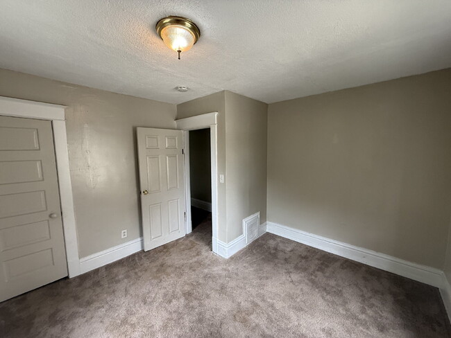 Building Photo - 4BR/2BA SE Side Single-family Home