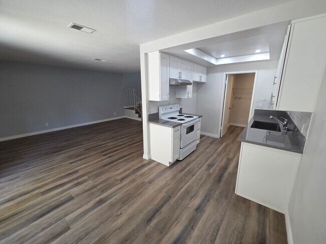 Building Photo - Large 2 Bedroom Home in Haceinda Heights!