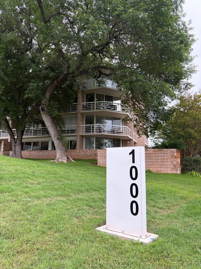 Building Photo - 1000 Guadalupe St
