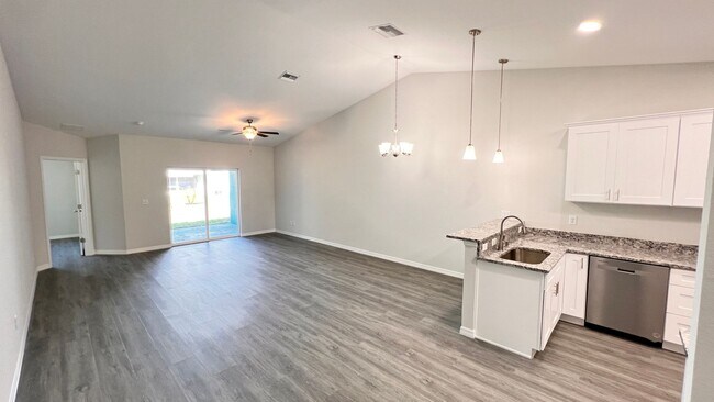 Foto del edificio - BEAUTIFUL 2BD/2BA duplex in the lovely Spr...